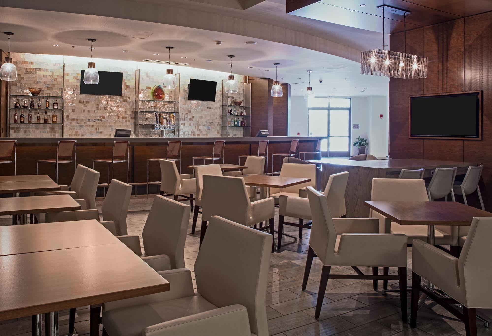 Newport News Marriott At City Center Exterior photo